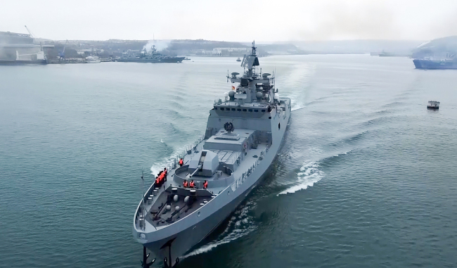 俄罗斯海军在黑海和巴伦支海域举行军演