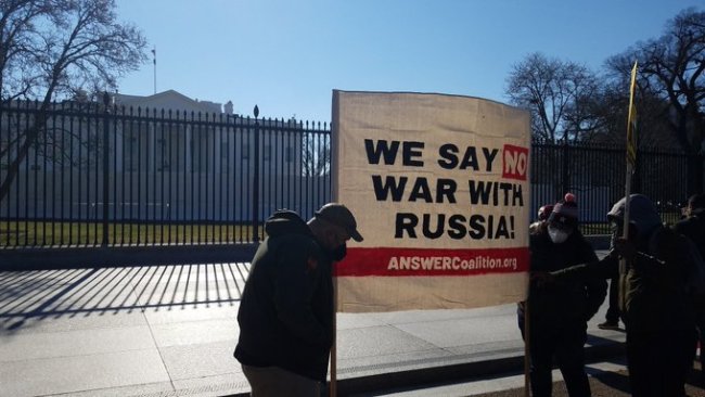 美国反战人士白宫外示威 高喊“解散北约”