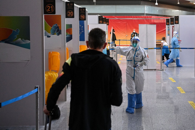 2022年1月27日，北京，2022北京冬奥会前瞻，冬奥工作人员入境接受核酸检测。