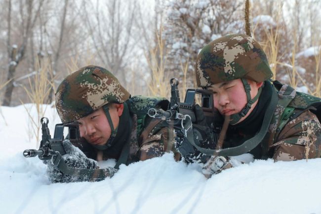 在嚴(yán)寒雪地中占領(lǐng)射擊位置