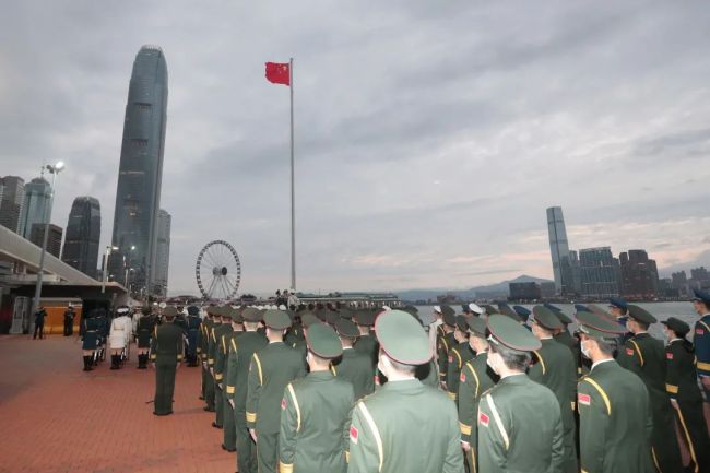 驻香港部队举行中区军用码头首次升国旗仪式