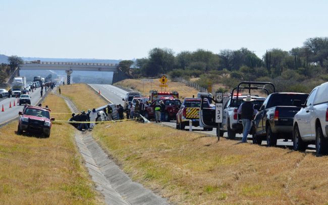 墨西哥一货车在高速公路上失控侧翻，已致13人死亡