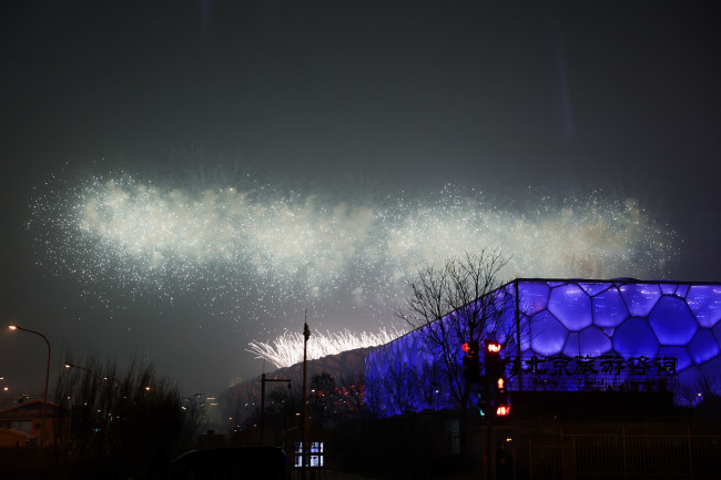 2022年1月30日，北京，2022北京冬奥会开幕式彩排燃放烟花。