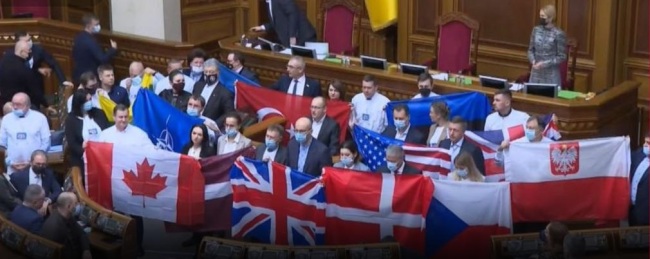烏克蘭總統發表講話後 議員在議會舉起英美國旗