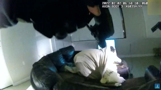 美国警察持“不敲门搜查令”枪杀黑人男子