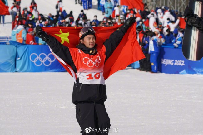 少年好样的！苏翊鸣摘得银牌身披国旗！