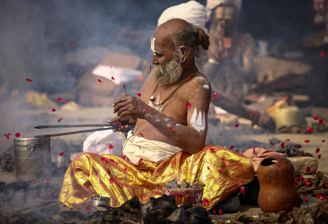 印度朝圣者于恒河沐浴图片