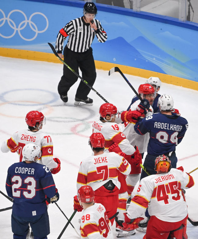 男子冰球中国队VS美国队 双方爆发冲突