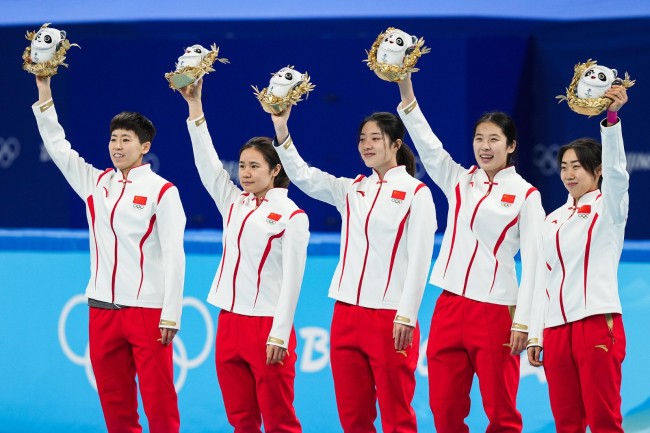 冰墩墩到手！五位中国姑娘登冬奥领奖台