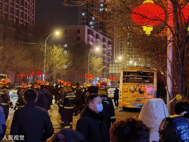 2022年2月12日，沈阳市皇姑区黄河大街与宁山路交界处一辆公交车发生爆炸，玻璃碎片散落地上，应急、公安等相关部门在现场救援。