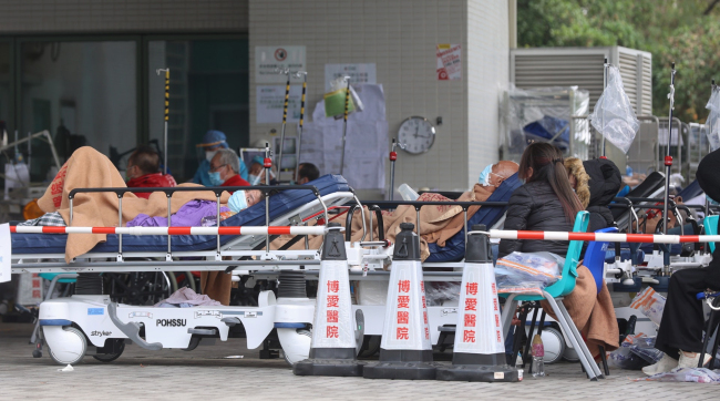 香港医院爆满，有确诊患者露天盖保暖铝纸候诊