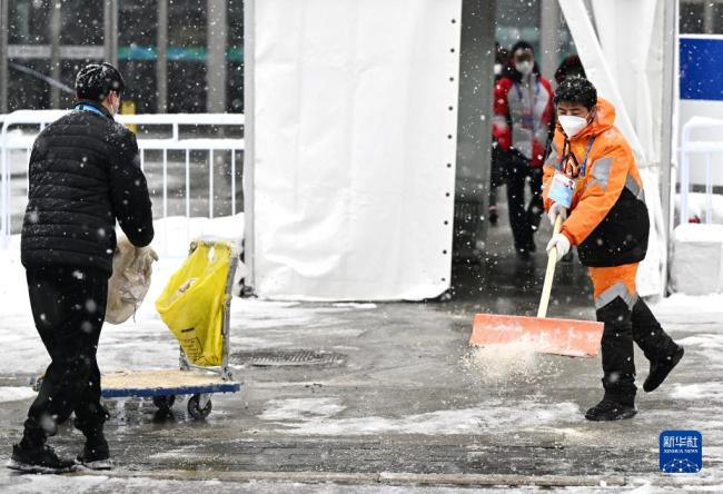 恪尽职守 服务冬奥！志愿者雪中坚守岗位