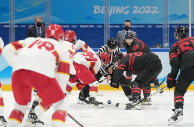 2比7不敌加拿大队，中国男冰结束冬奥之旅