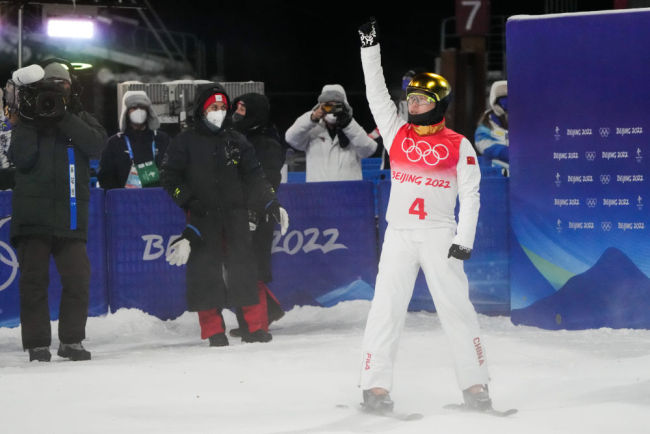 一跳定乾坤！齐广璞获自由式滑雪男子空中技巧金牌