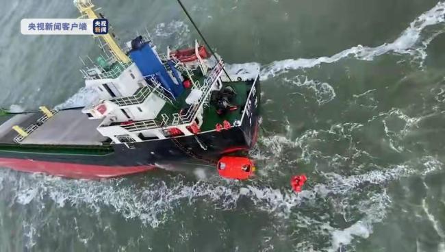 山东一货船发生严重横倾 12名遇险船员全部获救