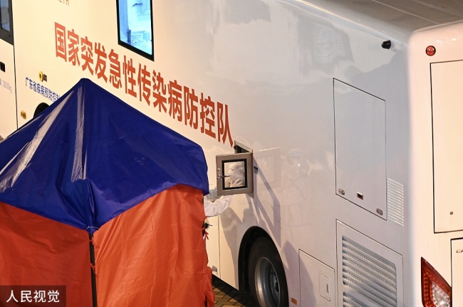 内地移动核酸检测车协助香港围封检测工作