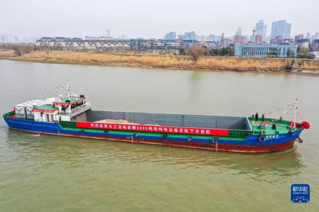 2月22日，“船联1号”电动货船在长江南京段航行（无人机照片）。
