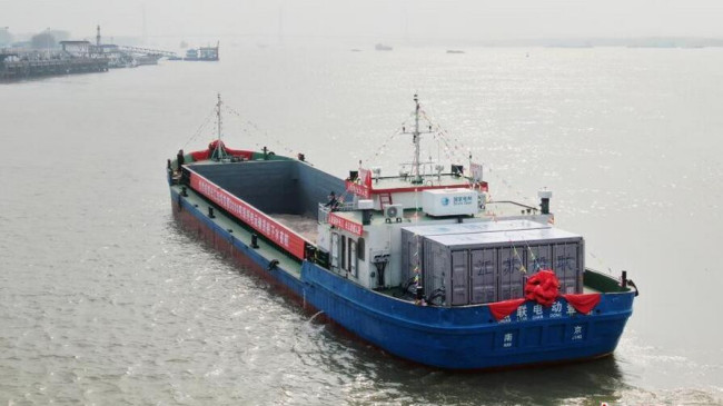 2月22日，“船联1号”电动货船在长江南京段航行。