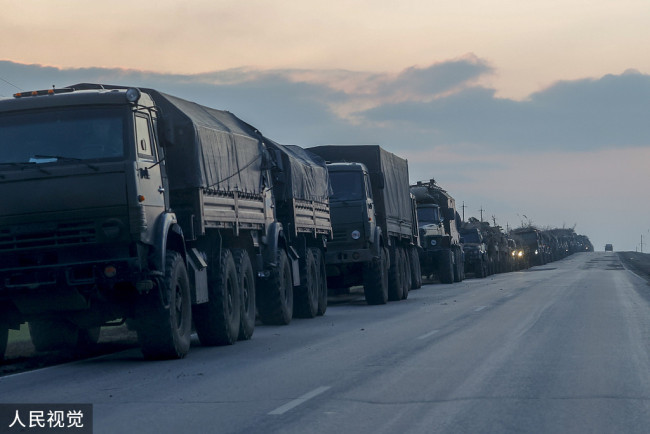当地时间2022年2月23日，俄罗斯罗斯托夫，俄罗斯军车车队正在向乌克兰东部顿巴斯地区的边境移动。