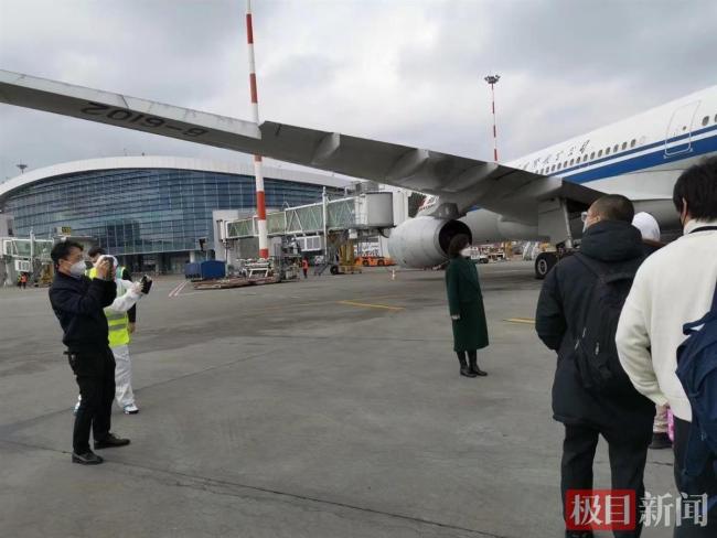 首趟乌克兰撤侨航班已从罗马尼亚起飞！