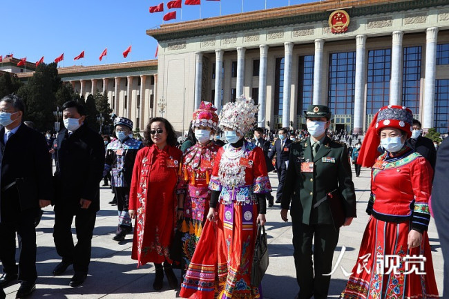 2022年3月5日，十三届全国人大五次会议在北京开幕，开幕会结束后参会人员走出会场。全国人大代表周淑英、谭建兰、石淑兰、缪静（画面从左至右）。