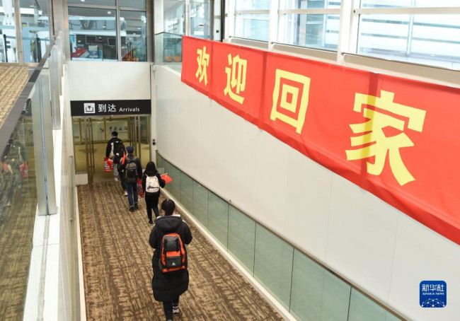 3月5日，中国公民乘坐临时航班抵达杭州萧山国际机场。
