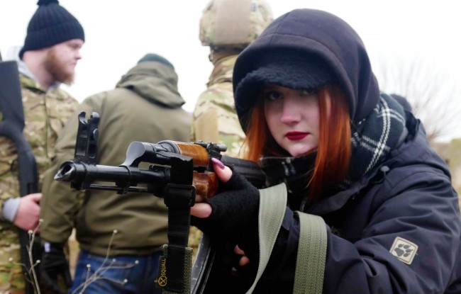 紧张局势下聚焦训练场上的乌克兰女性