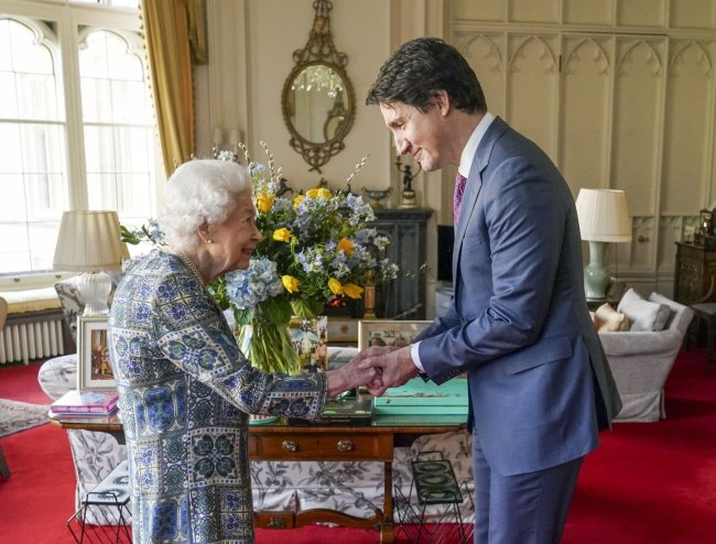 英女王会见加总理特鲁多 系感染后首次外事会见
