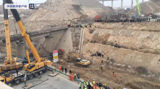 甘肃一货运列车机车脱轨坠桥 被困4人全部救出