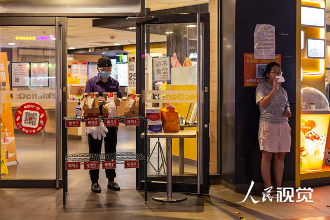 2022年3月13日，深圳暂停餐饮店堂食。