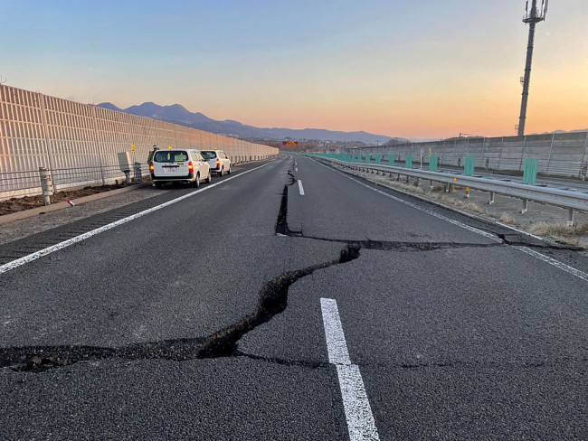 当地时间2022年3月17日，日*宫城县，强震造成日*东北高速公路宫城县白石市部分路段受损，公路地面出现裂缝，长度约为50米，宽度约为30至50厘米，落差高度约为10厘米。 