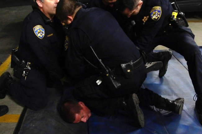 美国一男子遭警察群压在地后身亡