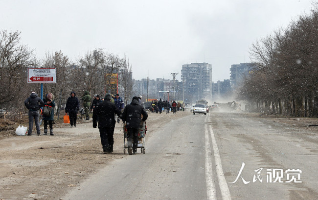 当地时间2022年3月18日，乌克兰马里乌波尔，当地民众沿着人道主义走廊撤离。