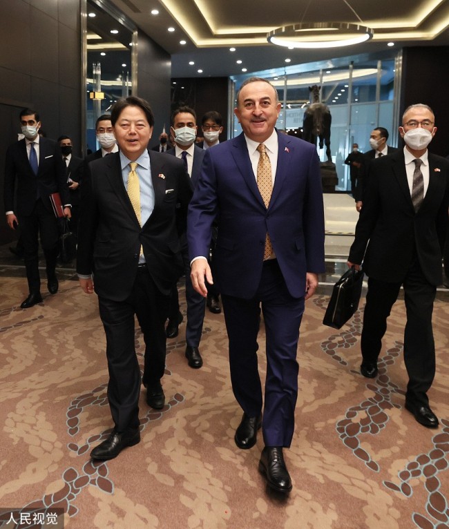 当地时间2022年3月19日，土耳其安塔利亚，正在土耳其访问的日本外务大臣林芳正与土耳其外长恰武什奥卢举行了会谈。双方重点就乌克兰局势进行了磋商。