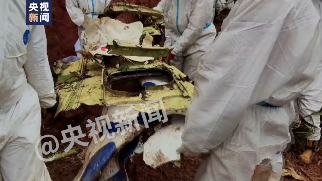 搜救现场大量飞机残骸被挖出 明后天或有连续降雨