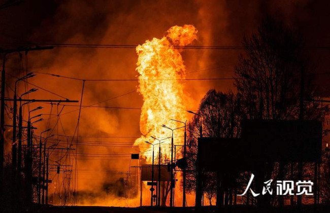 當地時間2022年3月30日，烏克蘭哈爾科夫
，當地遭受炮擊，天然氣管道起火。