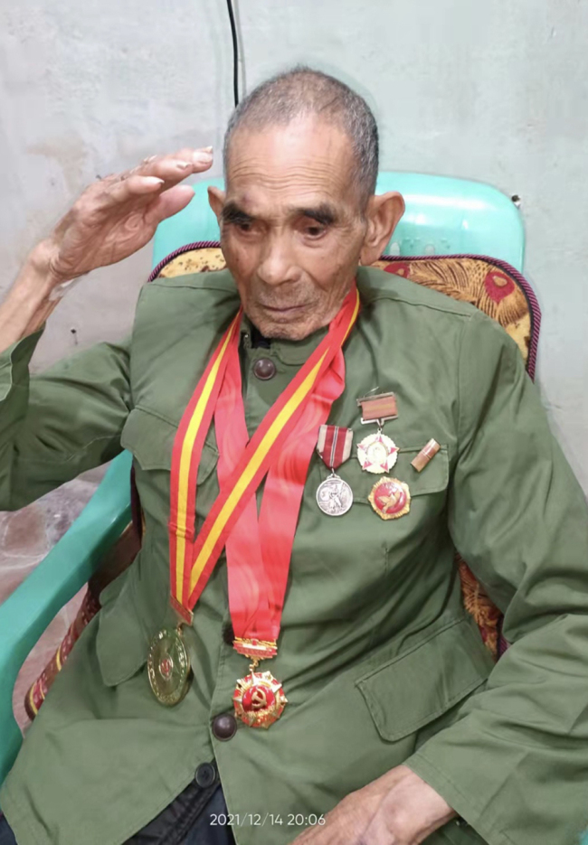 93岁的抗美援朝老兵吴秀友敬军礼。