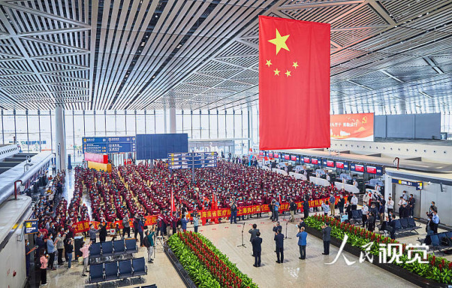 2022年4月3日下午，海南省支援上海抗击新冠肺炎疫情医疗队从海口美兰国际机场飞赴上海，参与疫情防控工作。