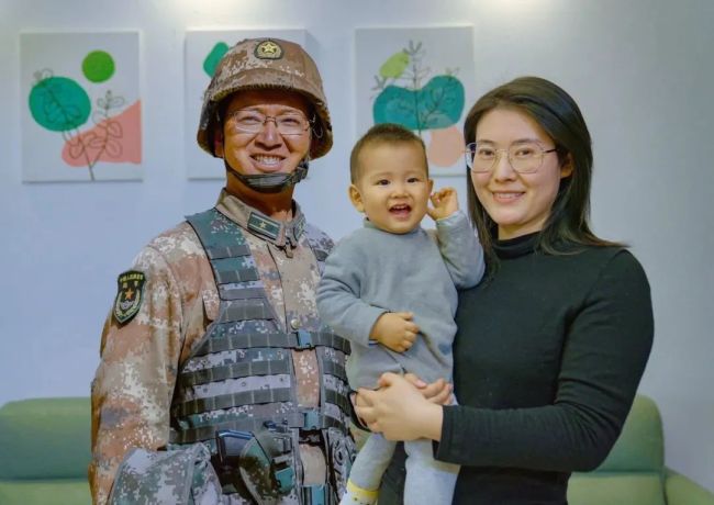 陈红军烈士墓前这张“全家福”，看哭了