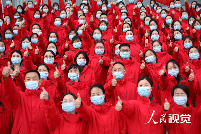 2022年4月1日下午，江苏省援沪医疗队在南京集结出发，奔赴上海开展医疗救治工作。图为江苏医护人员参加出征仪式。