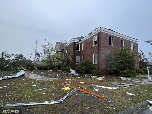 美国佐治亚州遭遇风暴袭击 房屋倒塌电线折断