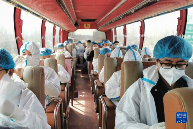 　梅河口支援长春工作队队员乘坐校车赶赴长春（4月3日摄）。