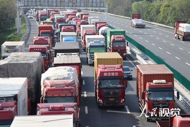 G42沪宁高速无锡段，南京往上海方向车辆通行受阻。