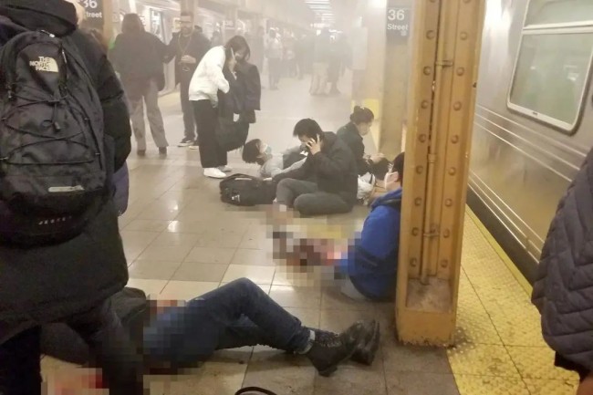 纽约地铁站多人中弹 警方锁定嫌犯