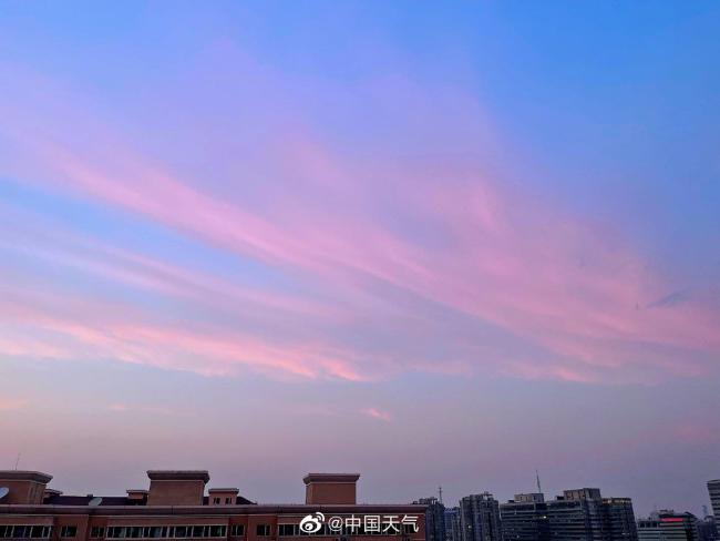 北京天空现绝美橙粉晚霞