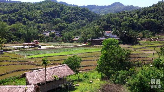 △毛纳村。（总台记者钟华夏拍摄）