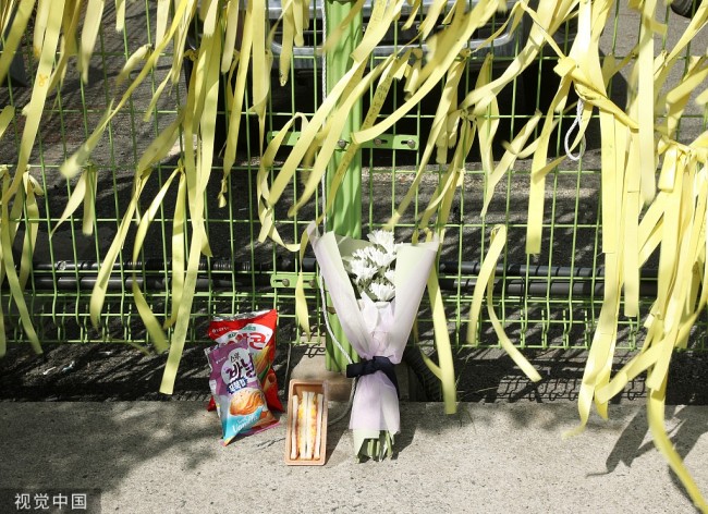 韩国世越号沉船8周年将至民众绑黄丝带寄哀思