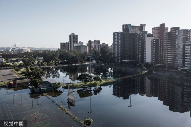当地时间2022年4月15日，南非德班，暴雨过后当地被水淹没。截至南非当地时间4月15日零时，因强降雨天气导致的南非东部地区特大洪灾已经导致341人死亡，55人受伤。