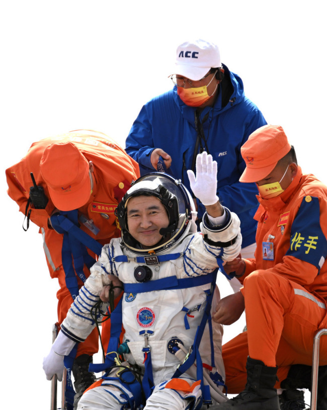 神舟十三号三名航天员乘机抵达北京