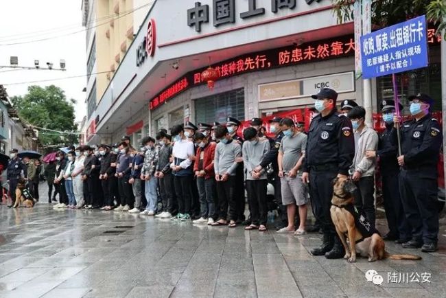 广西一批嫌犯被押解街头指认现场 警方现场宣传反诈知识